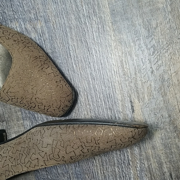 Salvatore FERRAGAMO Size 7 AA Tan Suede Leather Gold design Low Heel - Picture 13 of 16